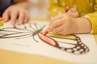 bambino che disegna all'asilo0