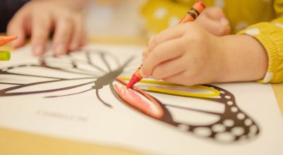 bambino che disegna all'asilo0