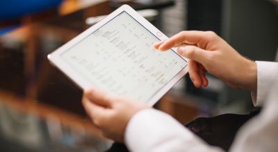 uomo-irriconoscibile-che-lavora-con-il-tablet